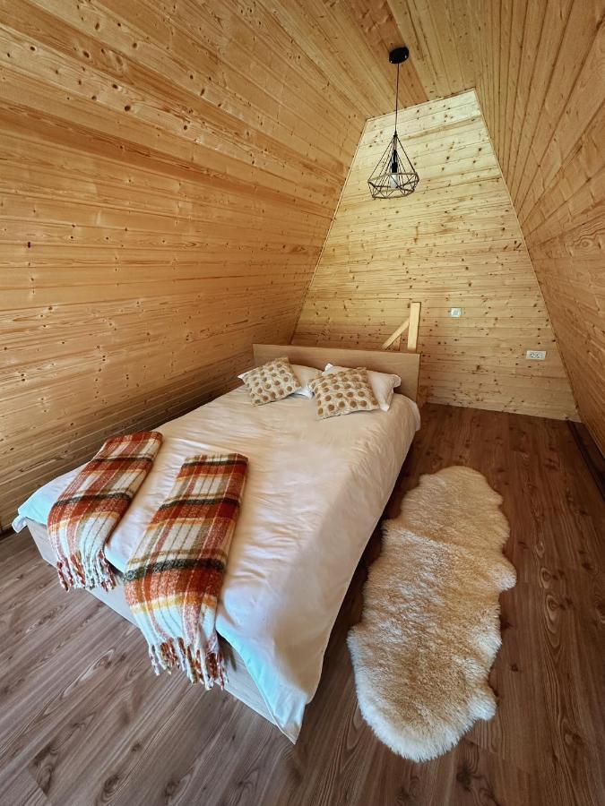 The Frog Glamping Hotell Horezu Eksteriør bilde