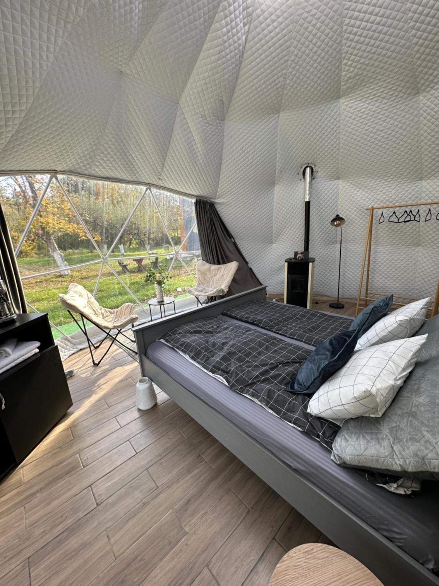 The Frog Glamping Hotell Horezu Eksteriør bilde