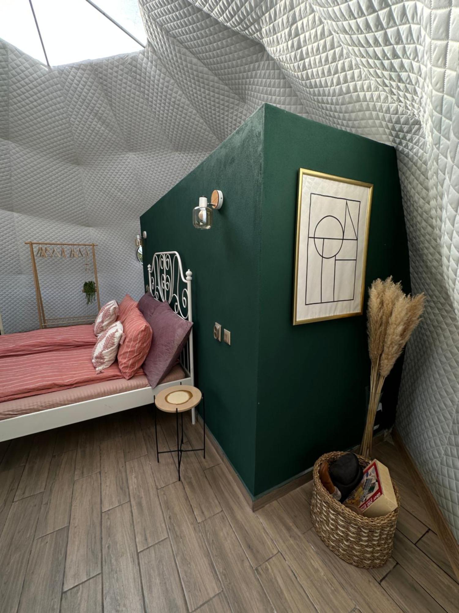 The Frog Glamping Hotell Horezu Eksteriør bilde
