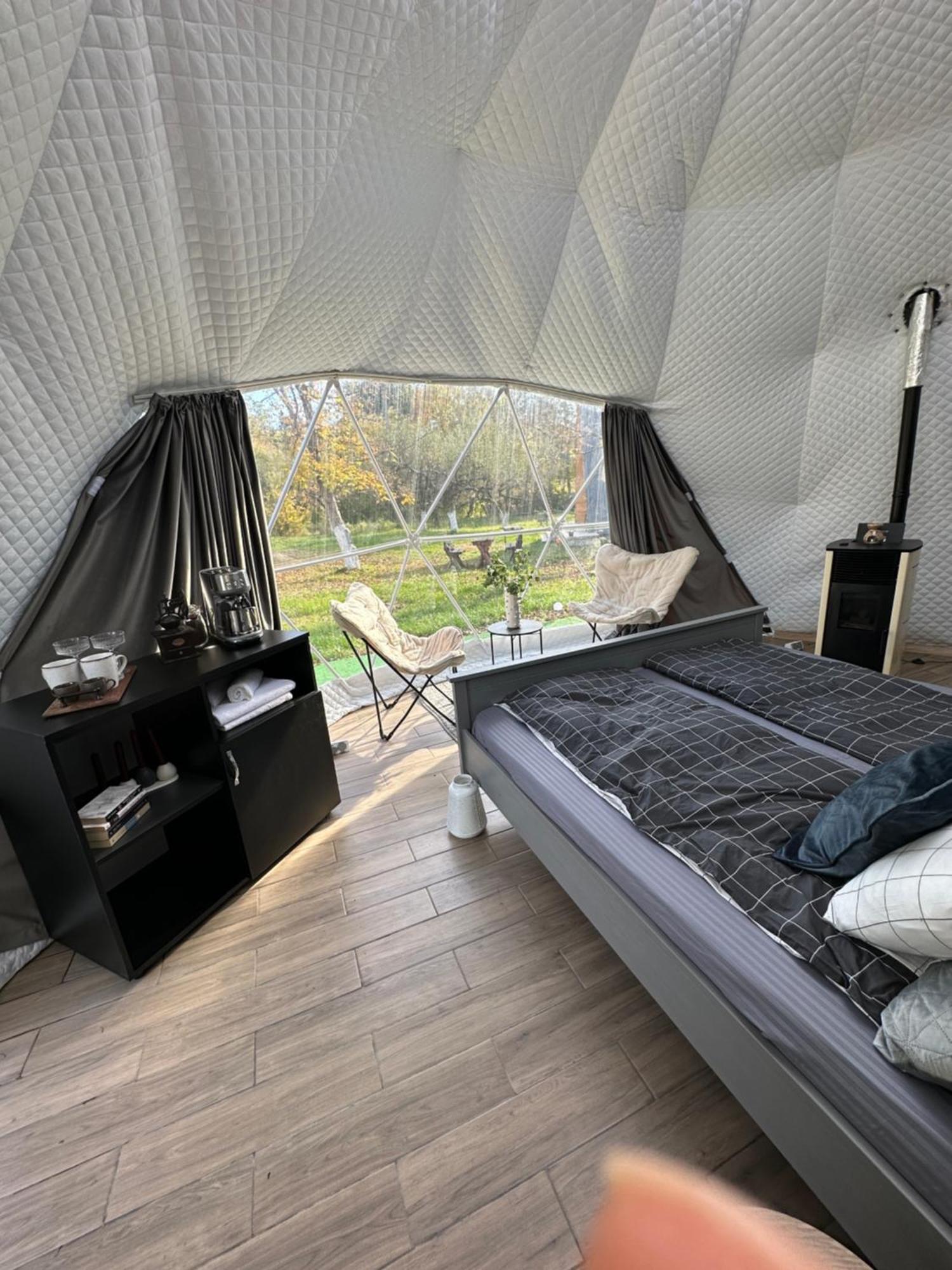 The Frog Glamping Hotell Horezu Eksteriør bilde