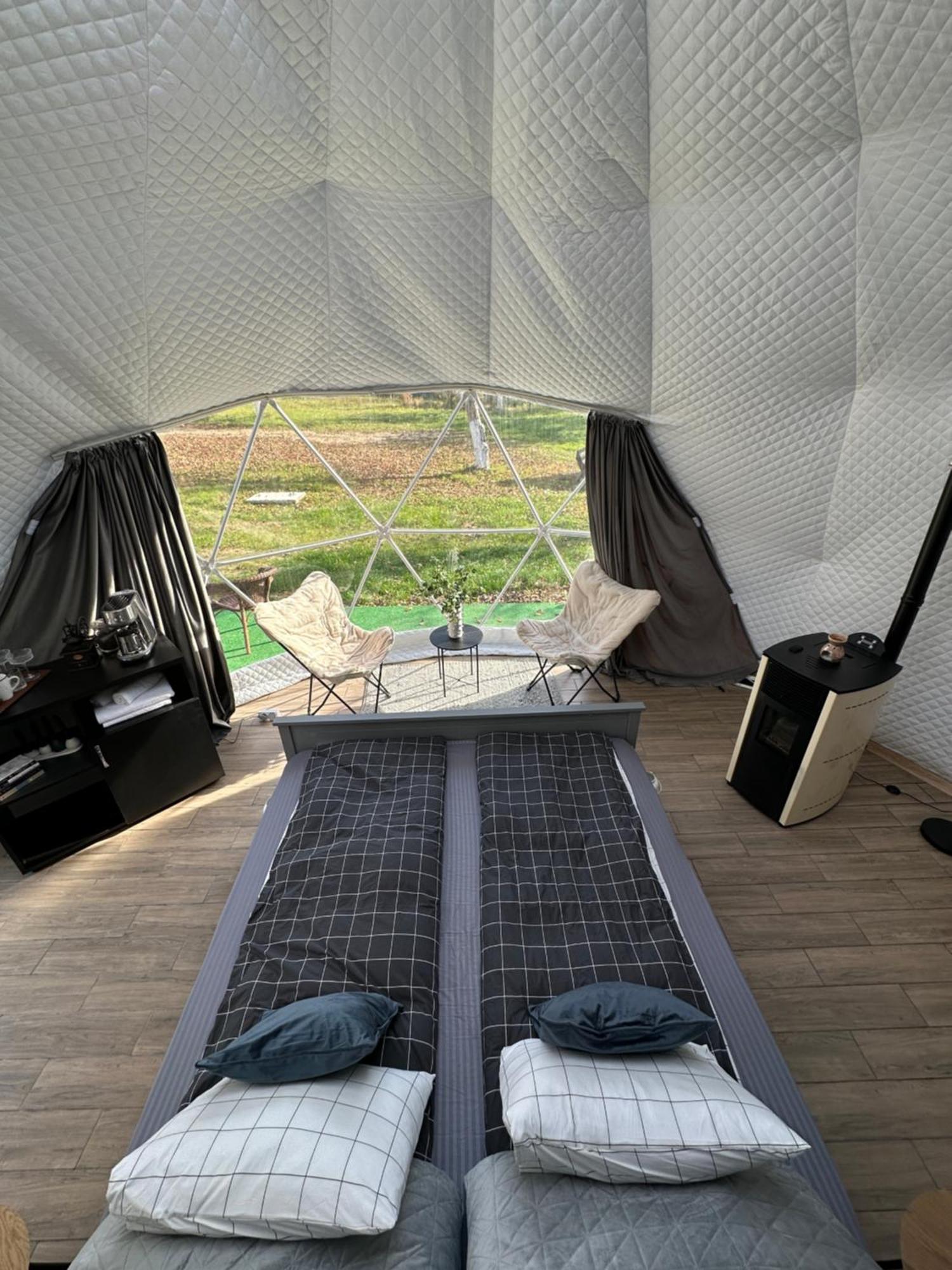 The Frog Glamping Hotell Horezu Eksteriør bilde