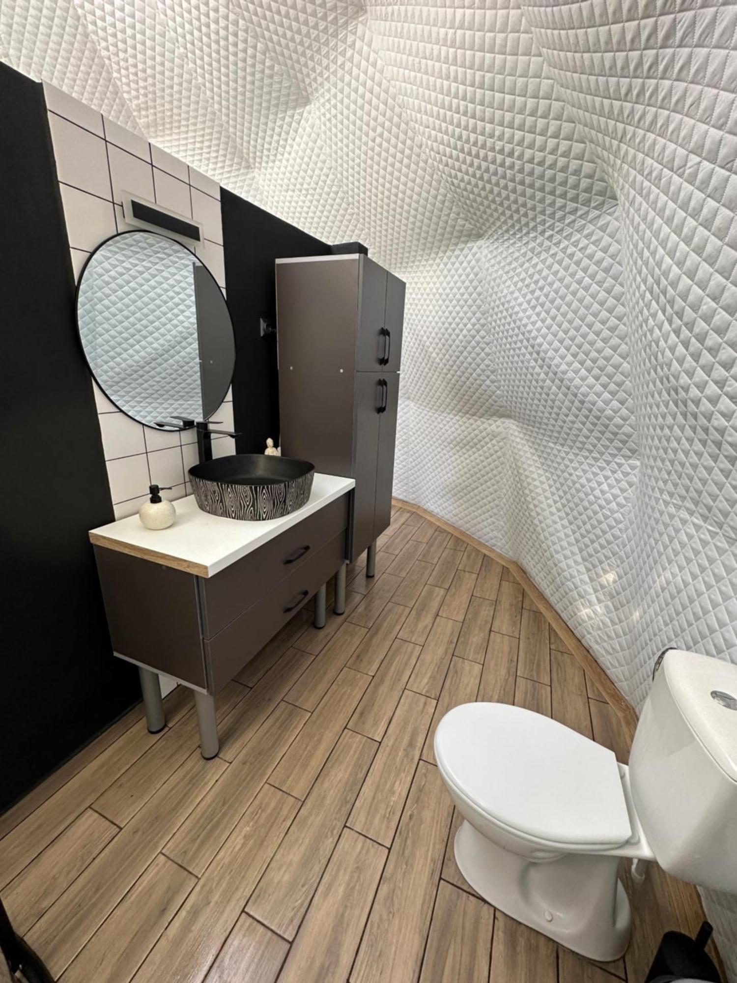 The Frog Glamping Hotell Horezu Eksteriør bilde