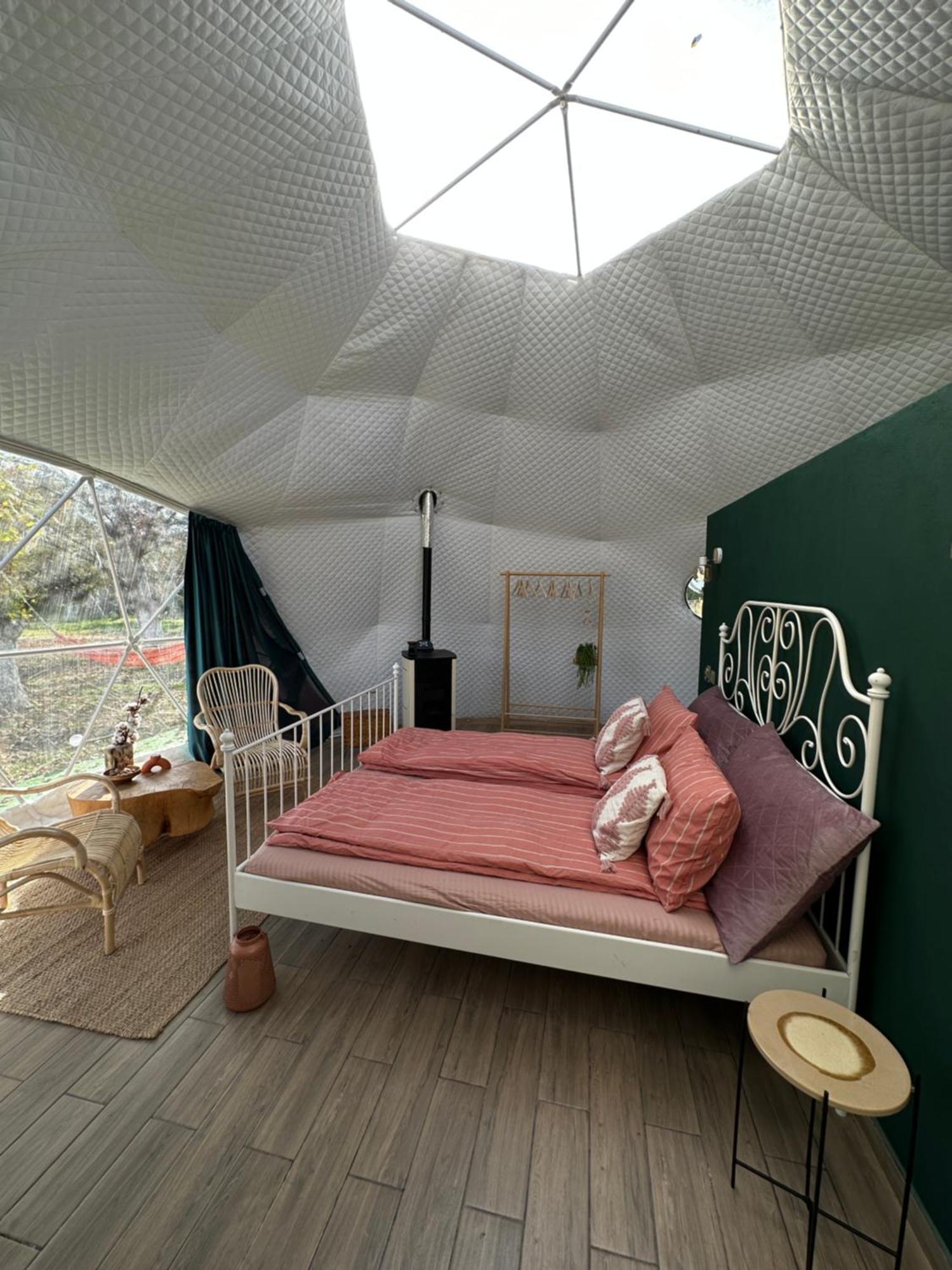 The Frog Glamping Hotell Horezu Eksteriør bilde