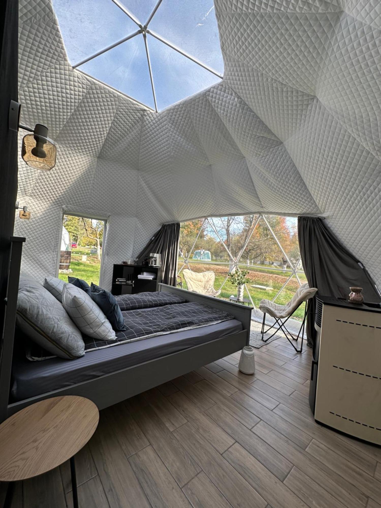 The Frog Glamping Hotell Horezu Eksteriør bilde