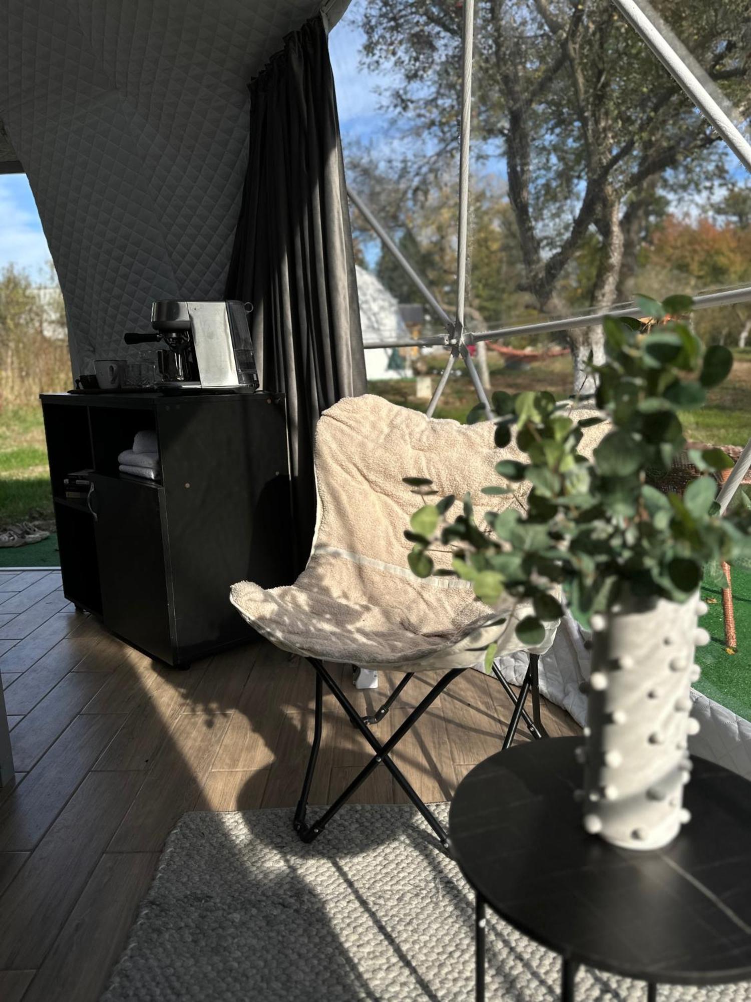 The Frog Glamping Hotell Horezu Eksteriør bilde