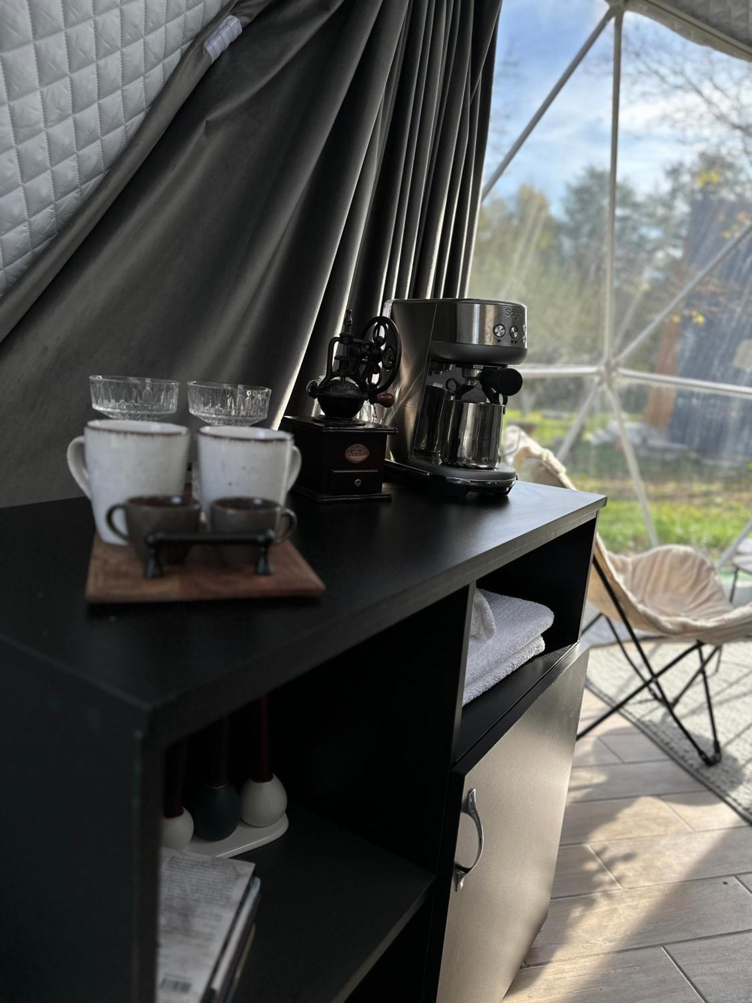 The Frog Glamping Hotell Horezu Eksteriør bilde