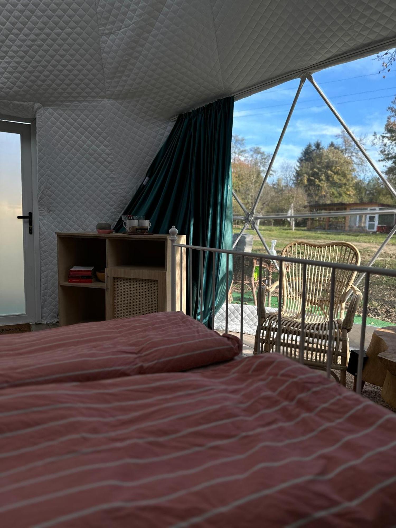 The Frog Glamping Hotell Horezu Eksteriør bilde