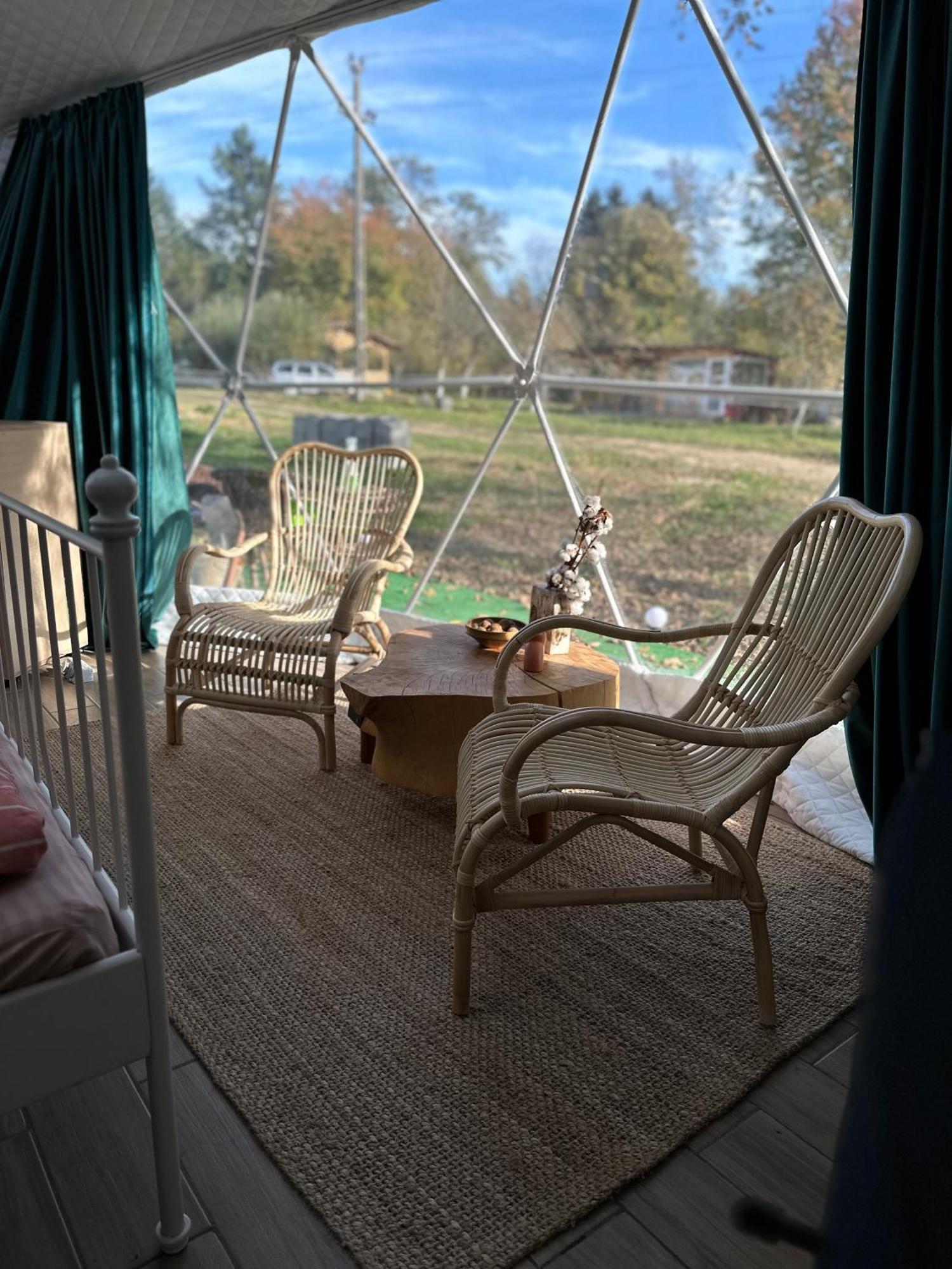 The Frog Glamping Hotell Horezu Eksteriør bilde