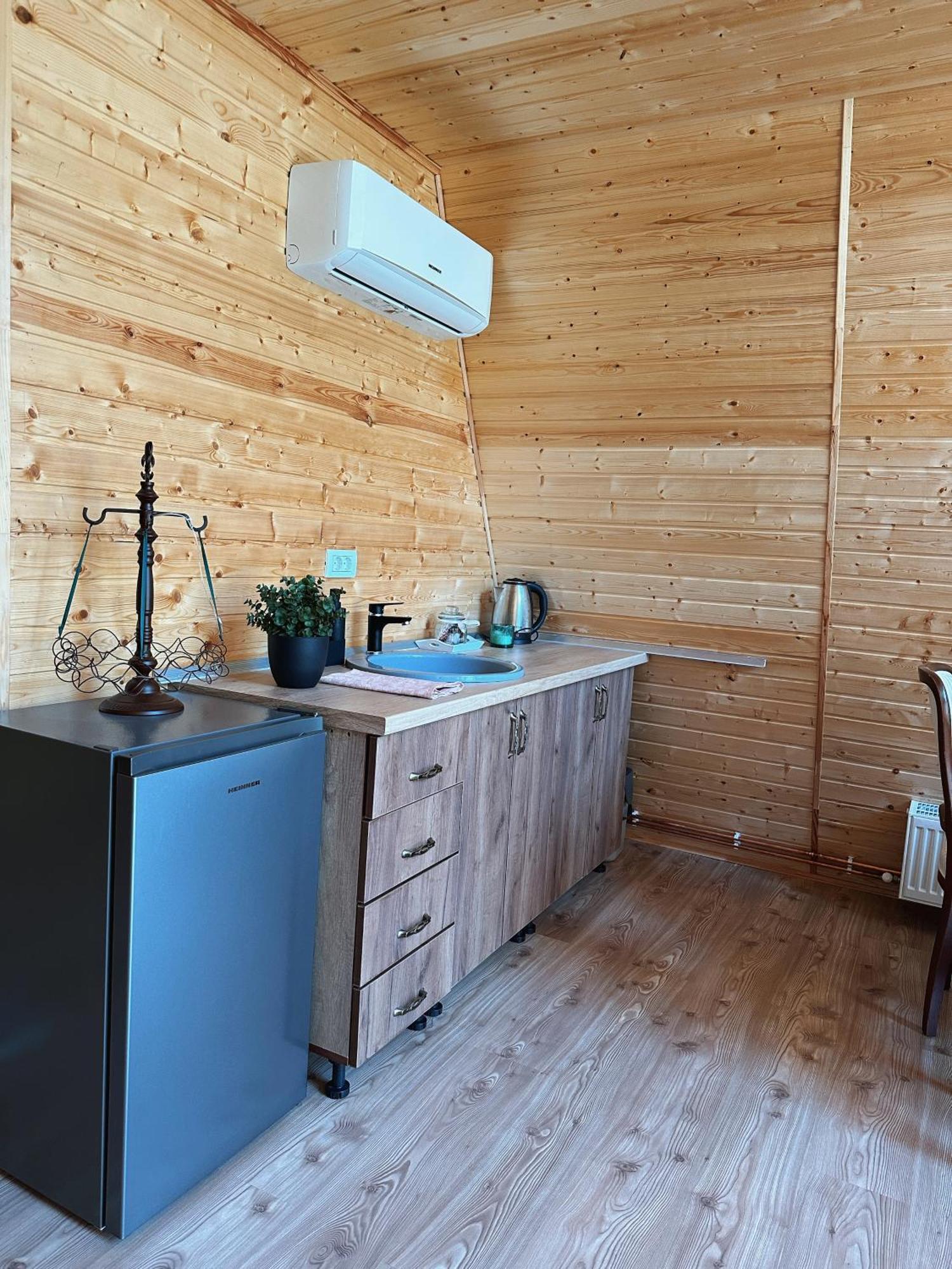 The Frog Glamping Hotell Horezu Eksteriør bilde
