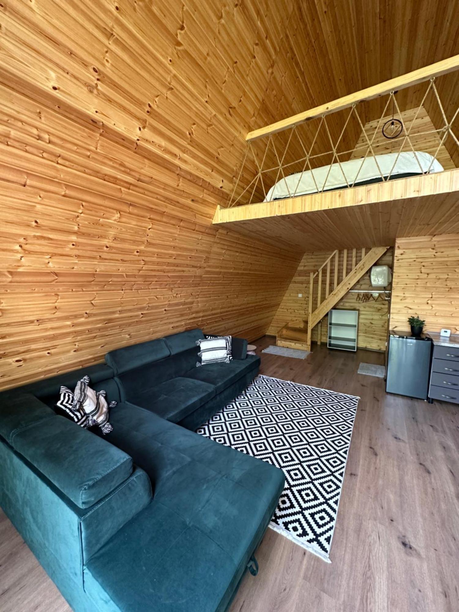The Frog Glamping Hotell Horezu Eksteriør bilde
