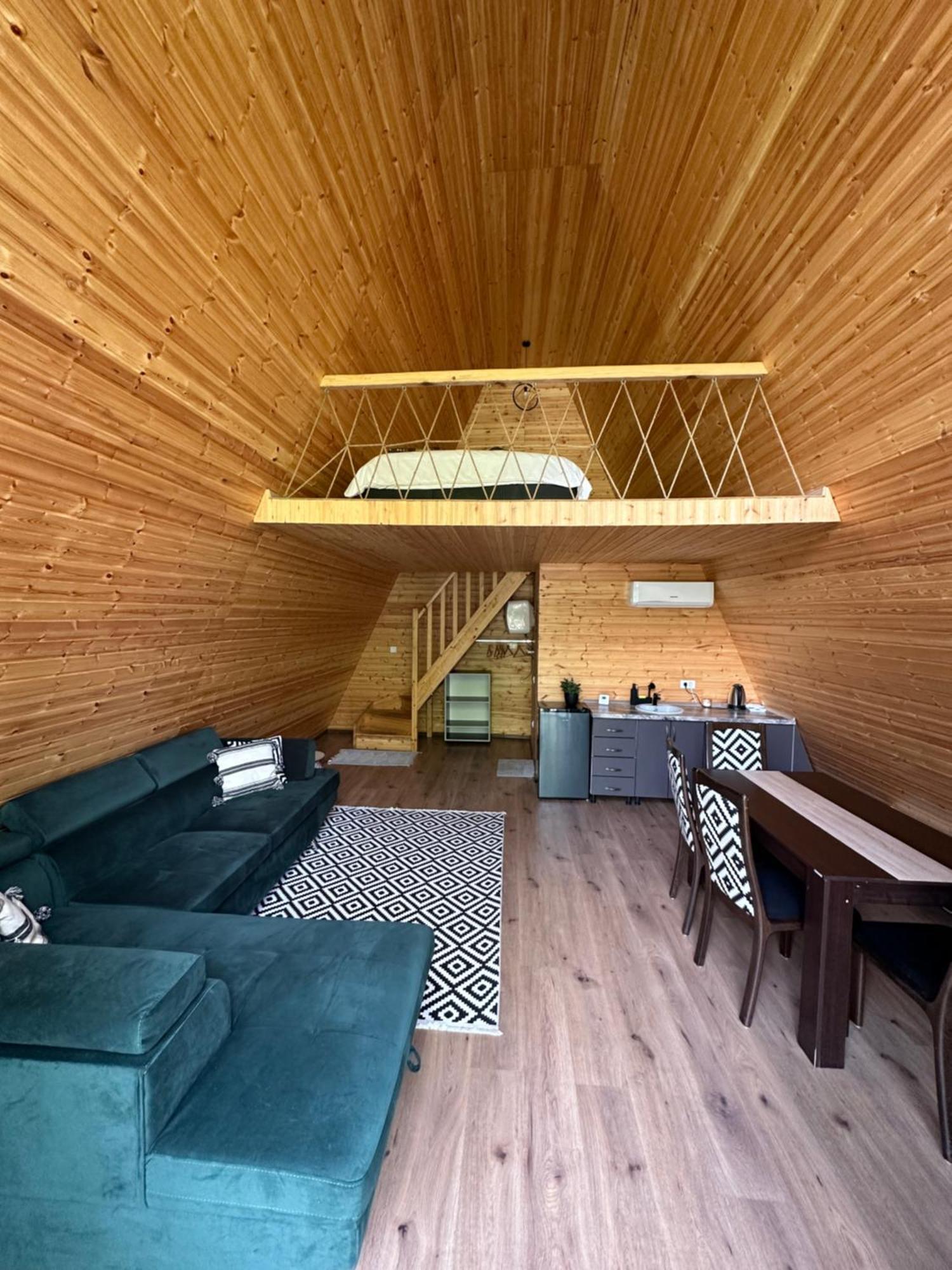 The Frog Glamping Hotell Horezu Eksteriør bilde