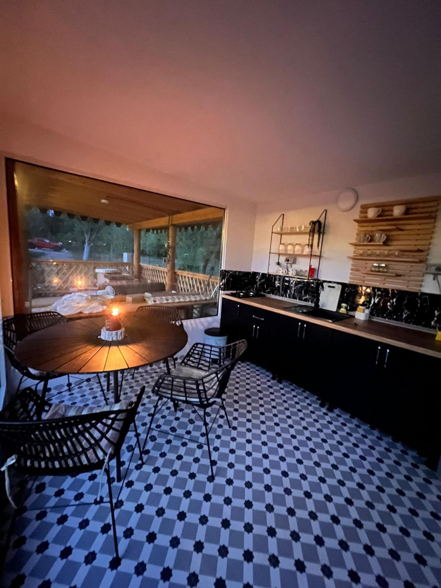 The Frog Glamping Hotell Horezu Eksteriør bilde