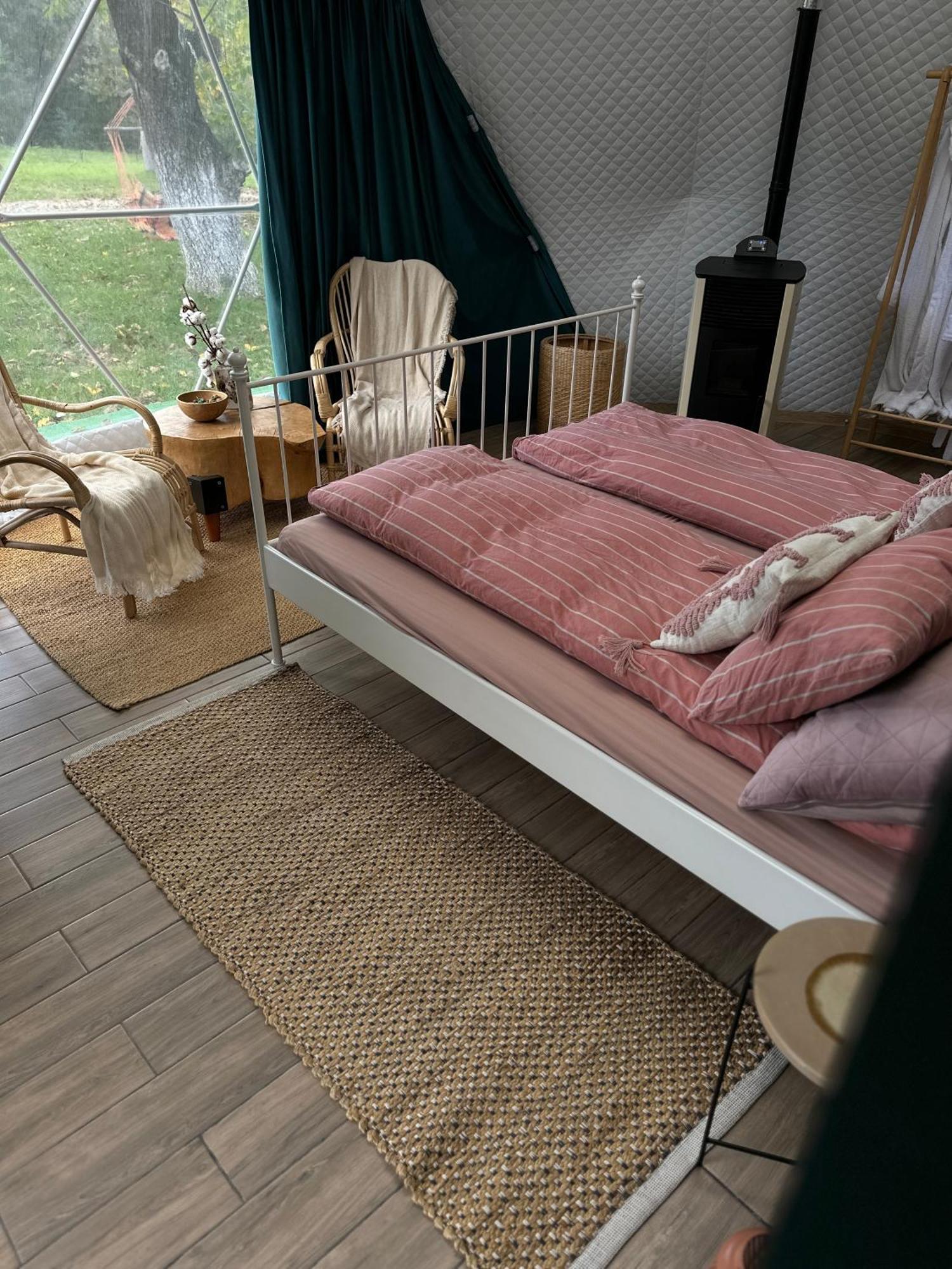 The Frog Glamping Hotell Horezu Eksteriør bilde