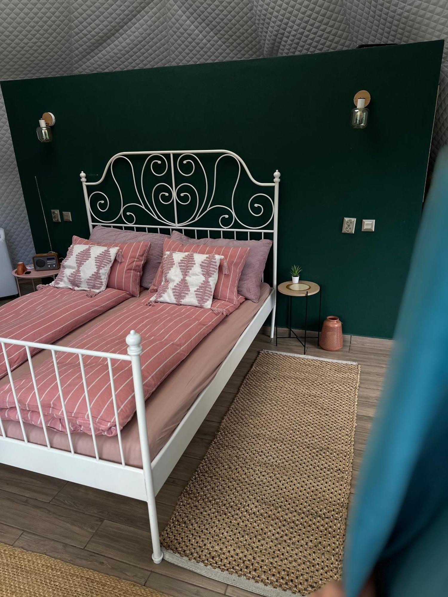 The Frog Glamping Hotell Horezu Eksteriør bilde