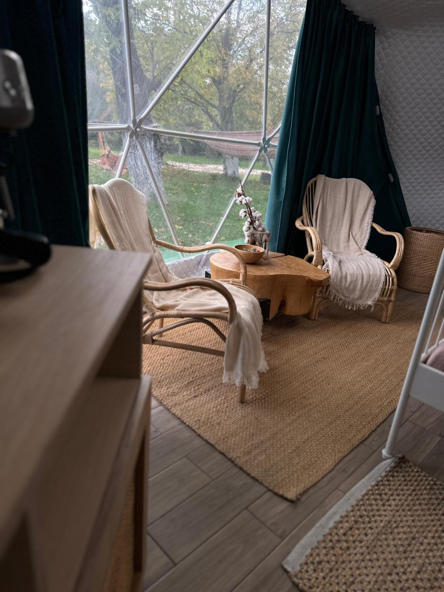 The Frog Glamping Hotell Horezu Eksteriør bilde