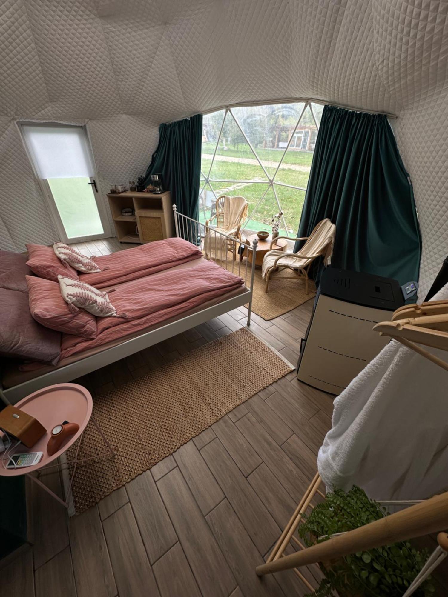 The Frog Glamping Hotell Horezu Eksteriør bilde