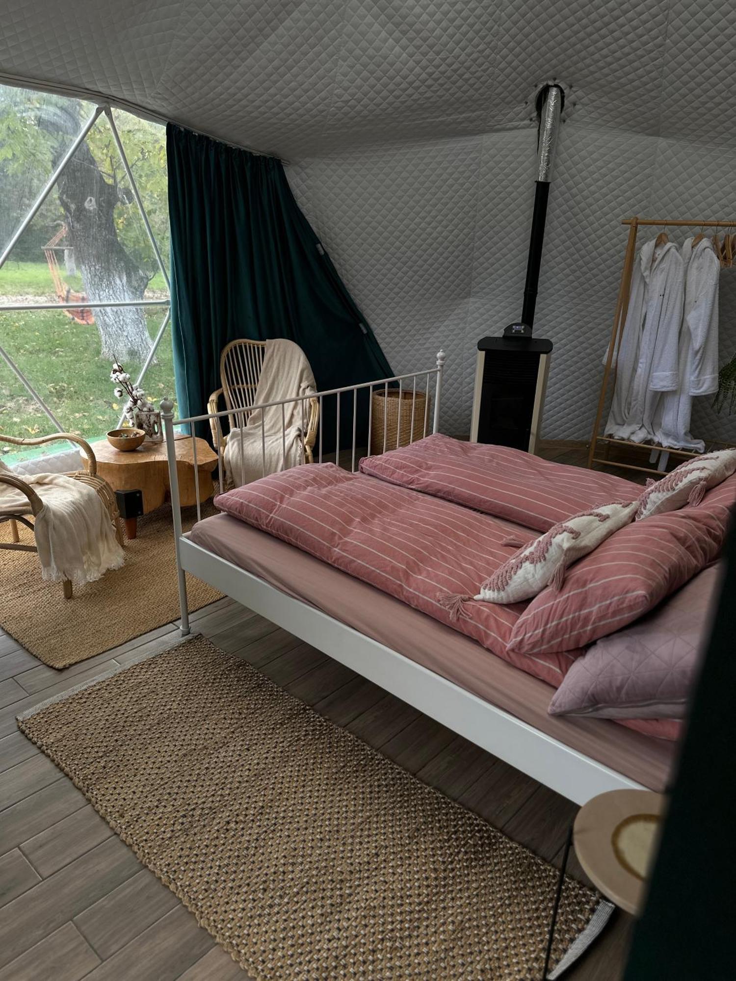 The Frog Glamping Hotell Horezu Eksteriør bilde