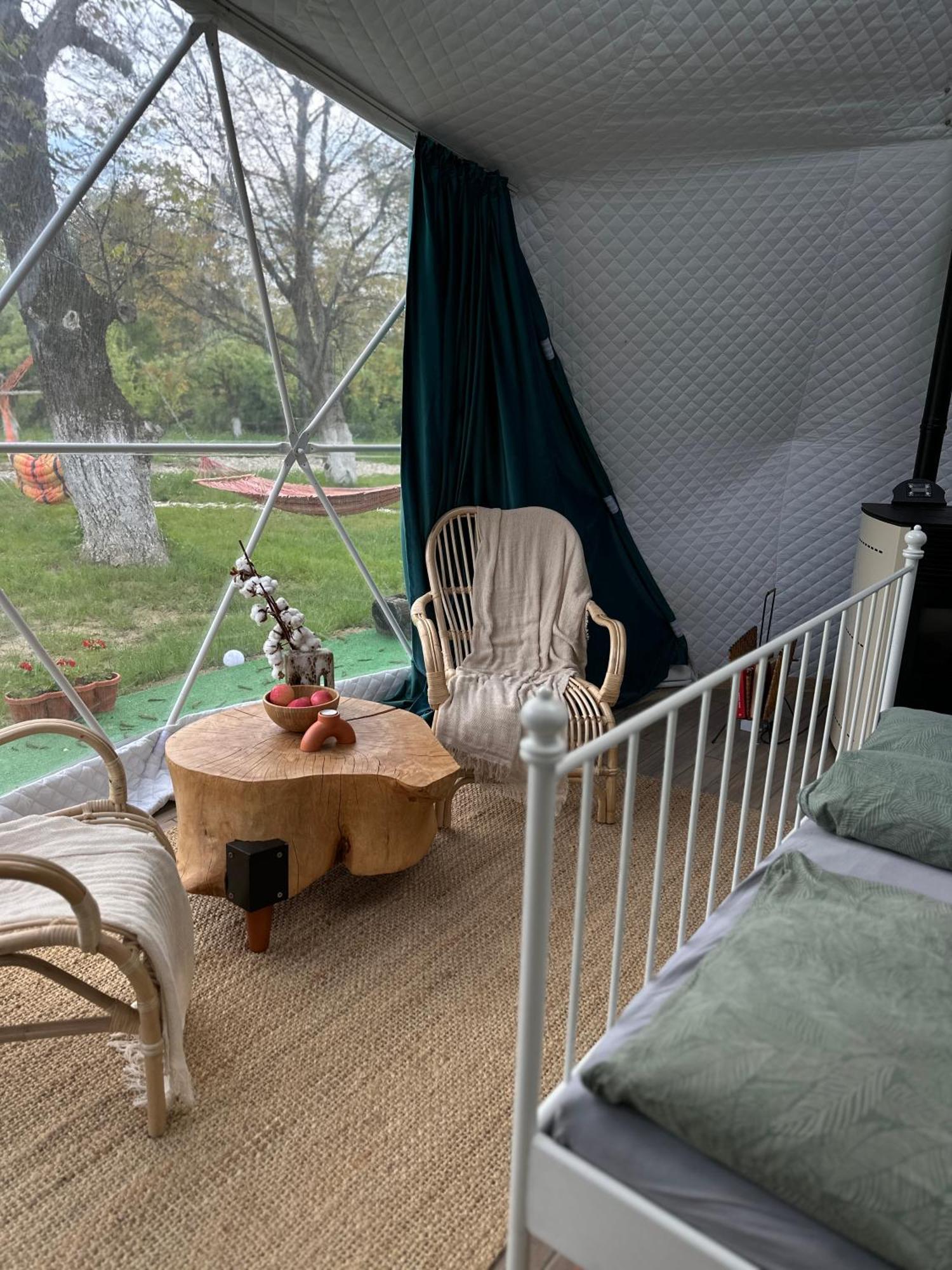 The Frog Glamping Hotell Horezu Eksteriør bilde