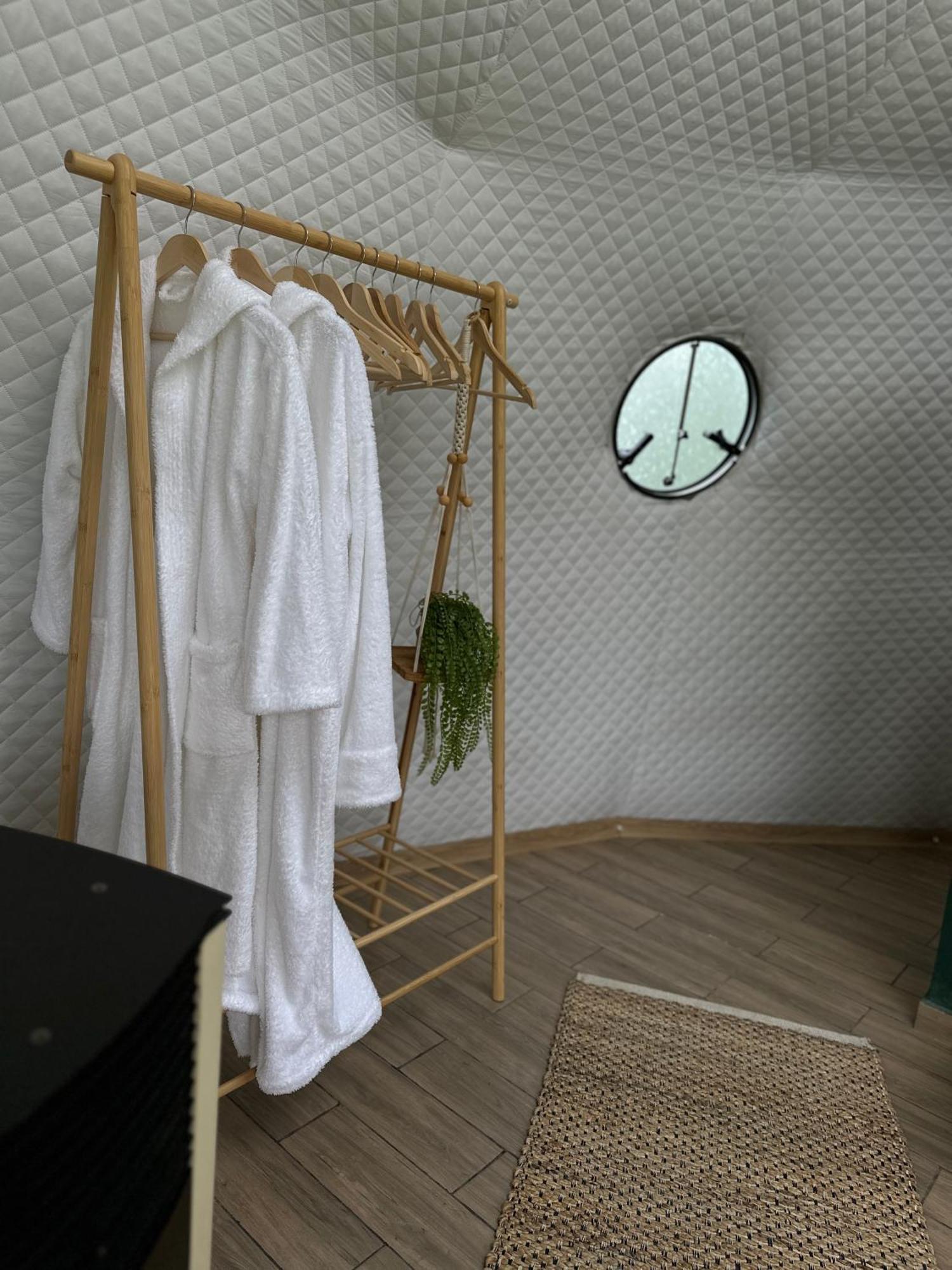 The Frog Glamping Hotell Horezu Eksteriør bilde