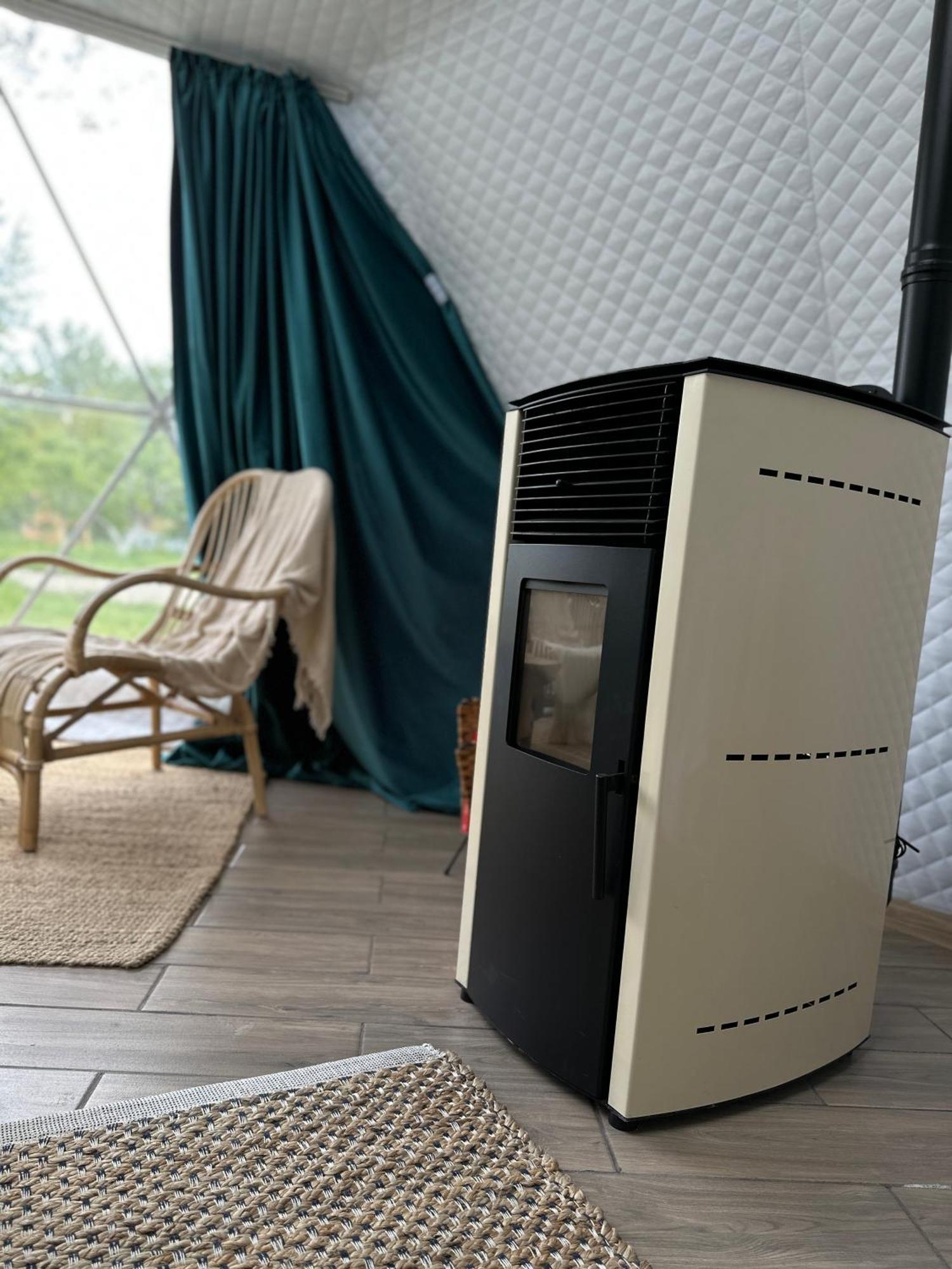 The Frog Glamping Hotell Horezu Eksteriør bilde