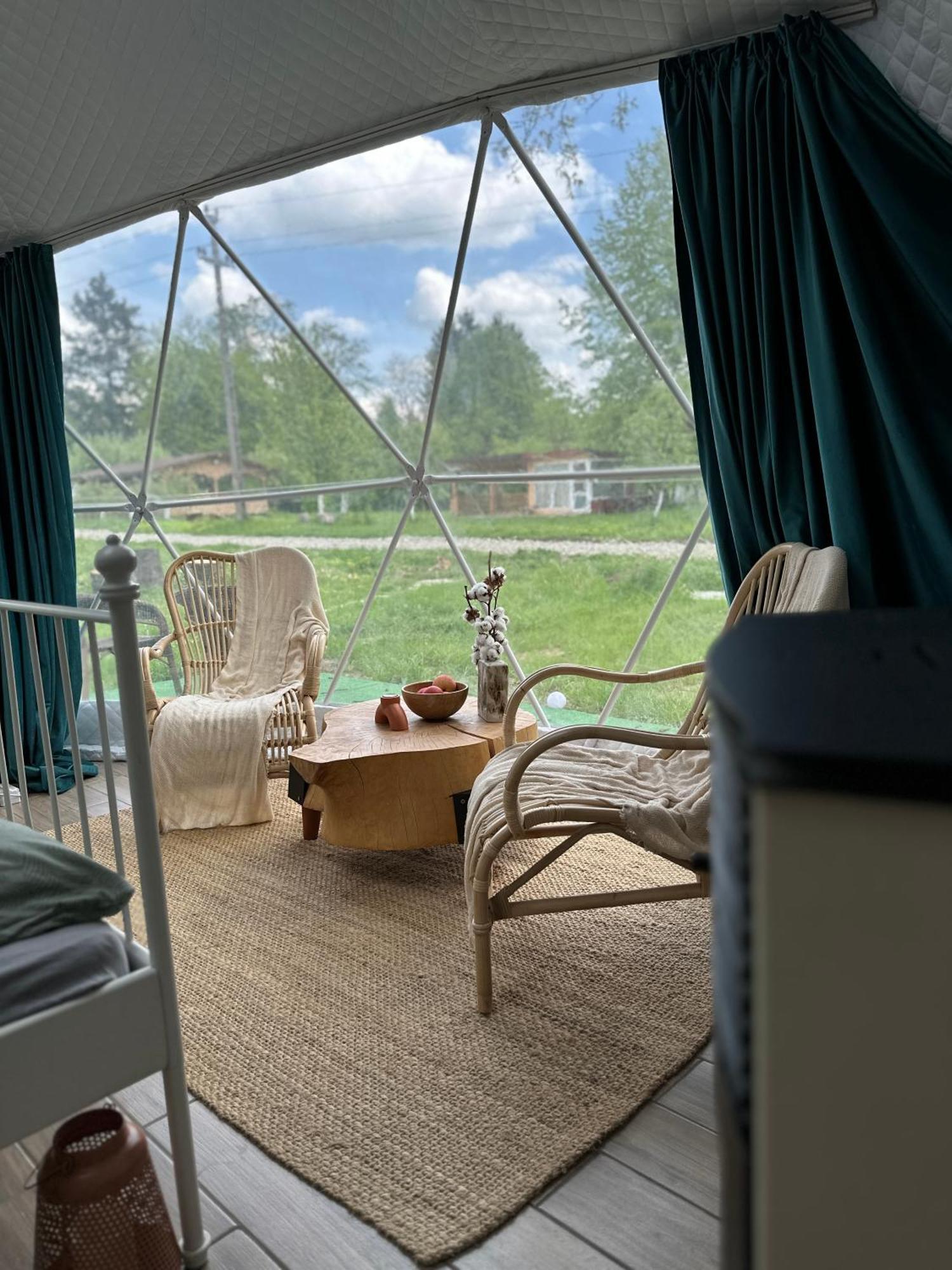 The Frog Glamping Hotell Horezu Eksteriør bilde