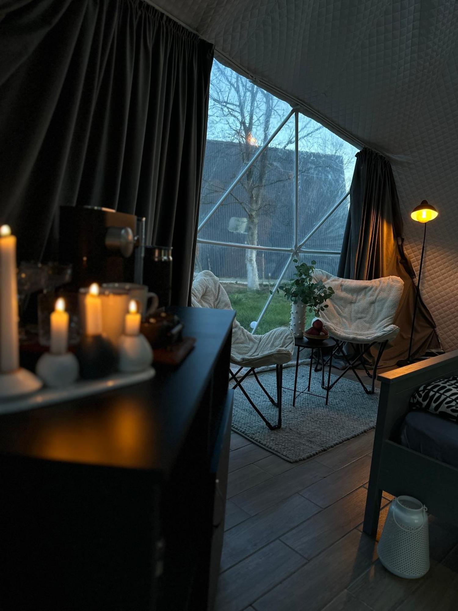 The Frog Glamping Hotell Horezu Eksteriør bilde