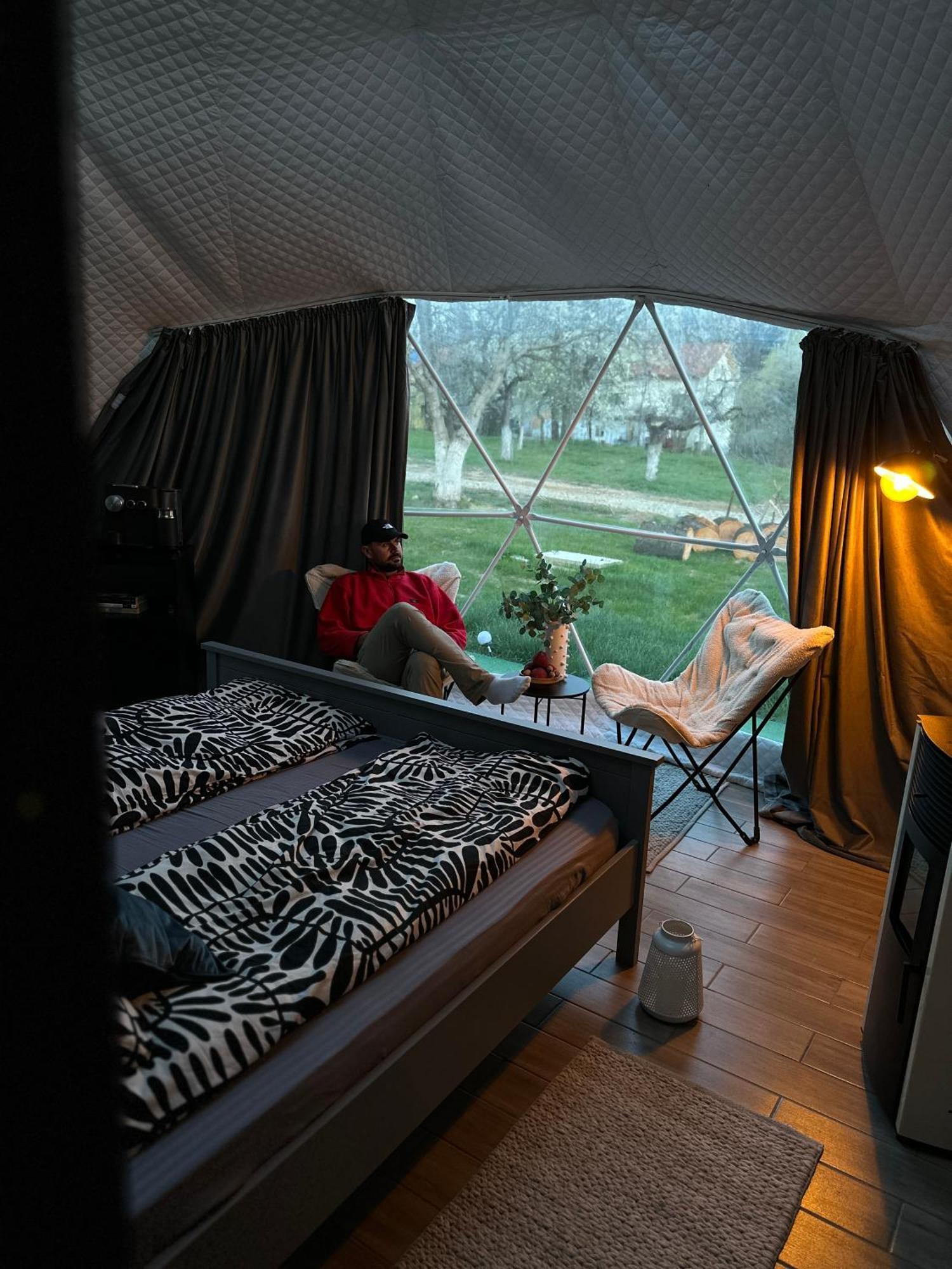 The Frog Glamping Hotell Horezu Eksteriør bilde