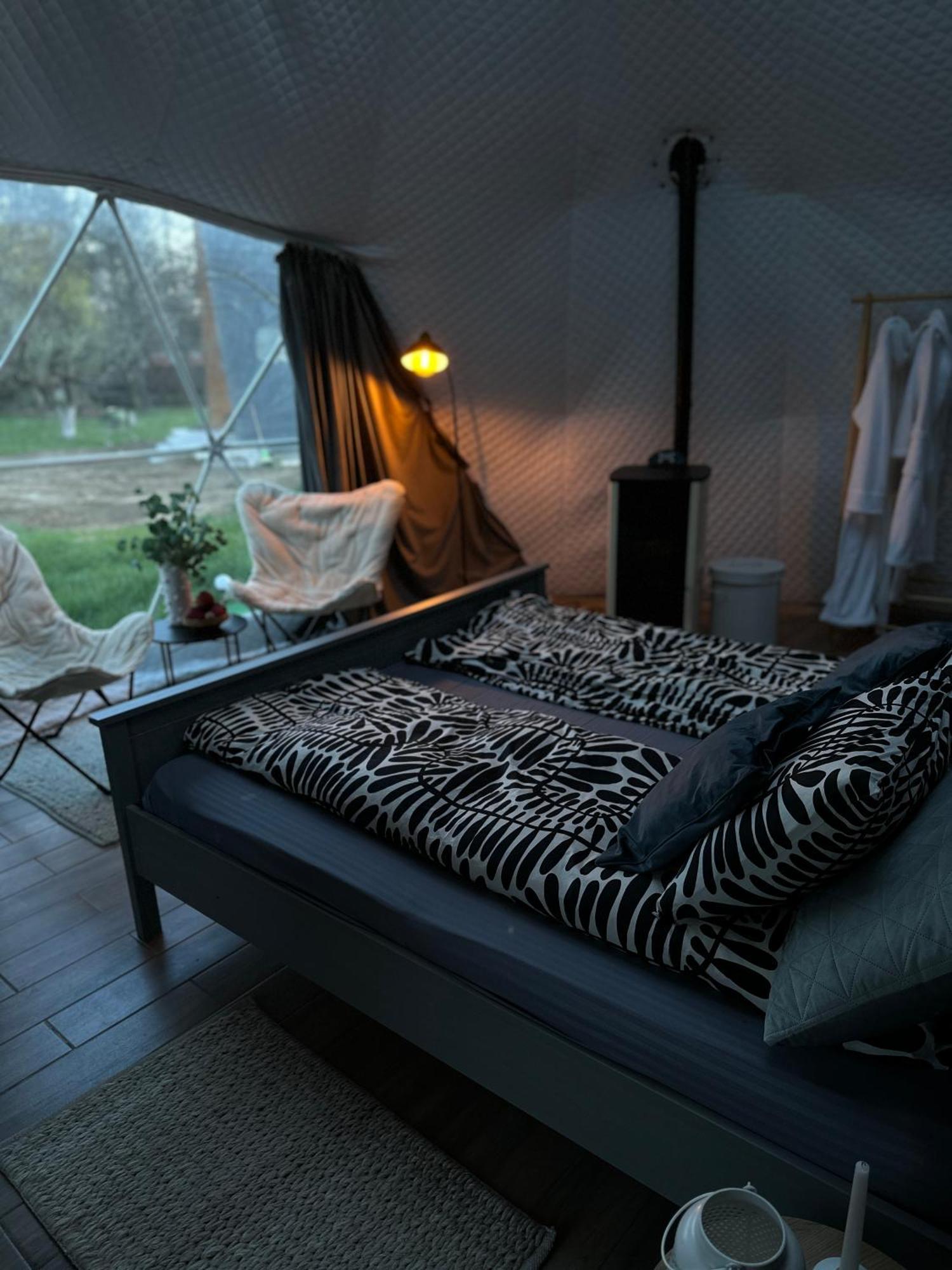 The Frog Glamping Hotell Horezu Eksteriør bilde