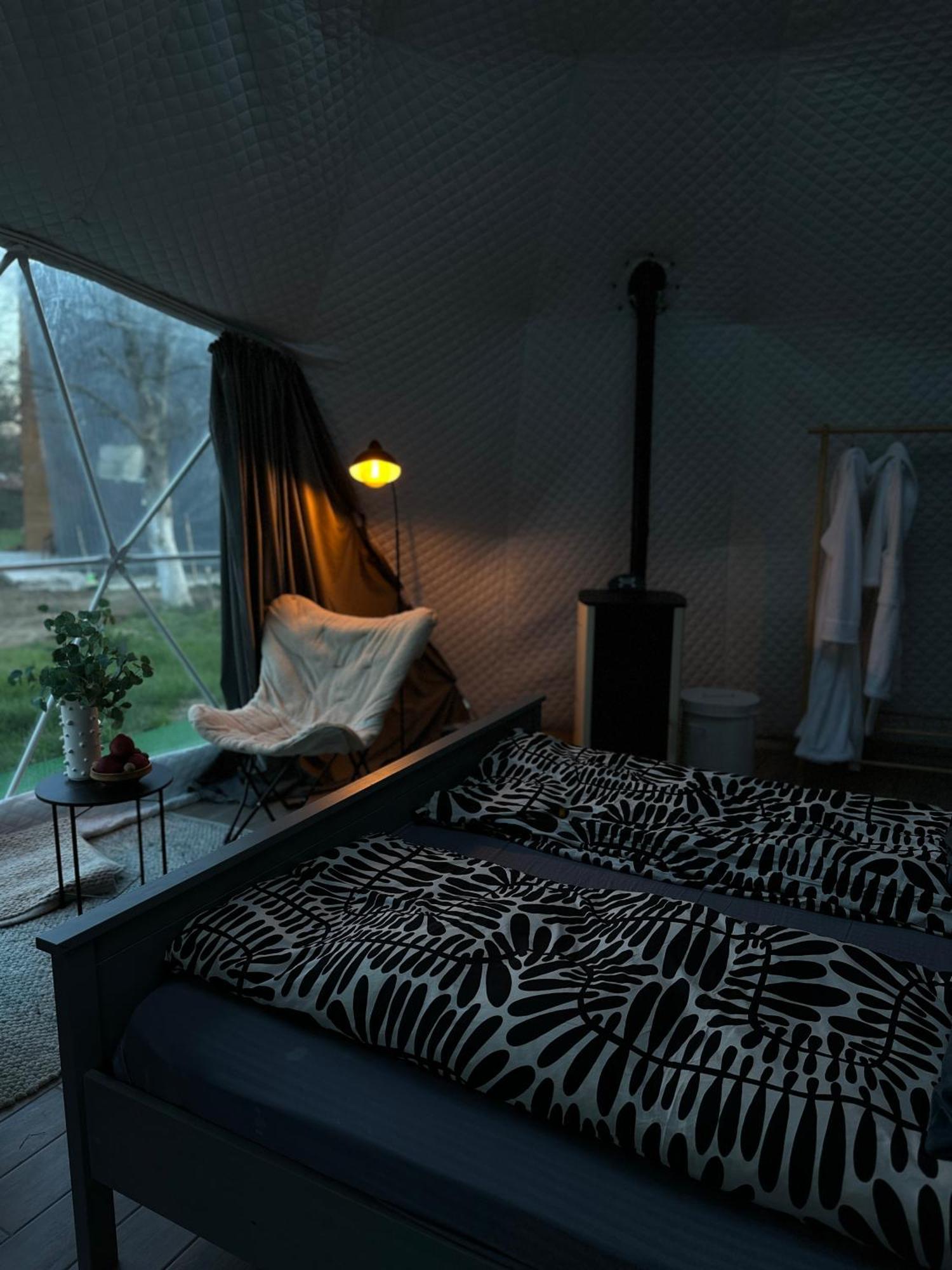 The Frog Glamping Hotell Horezu Eksteriør bilde