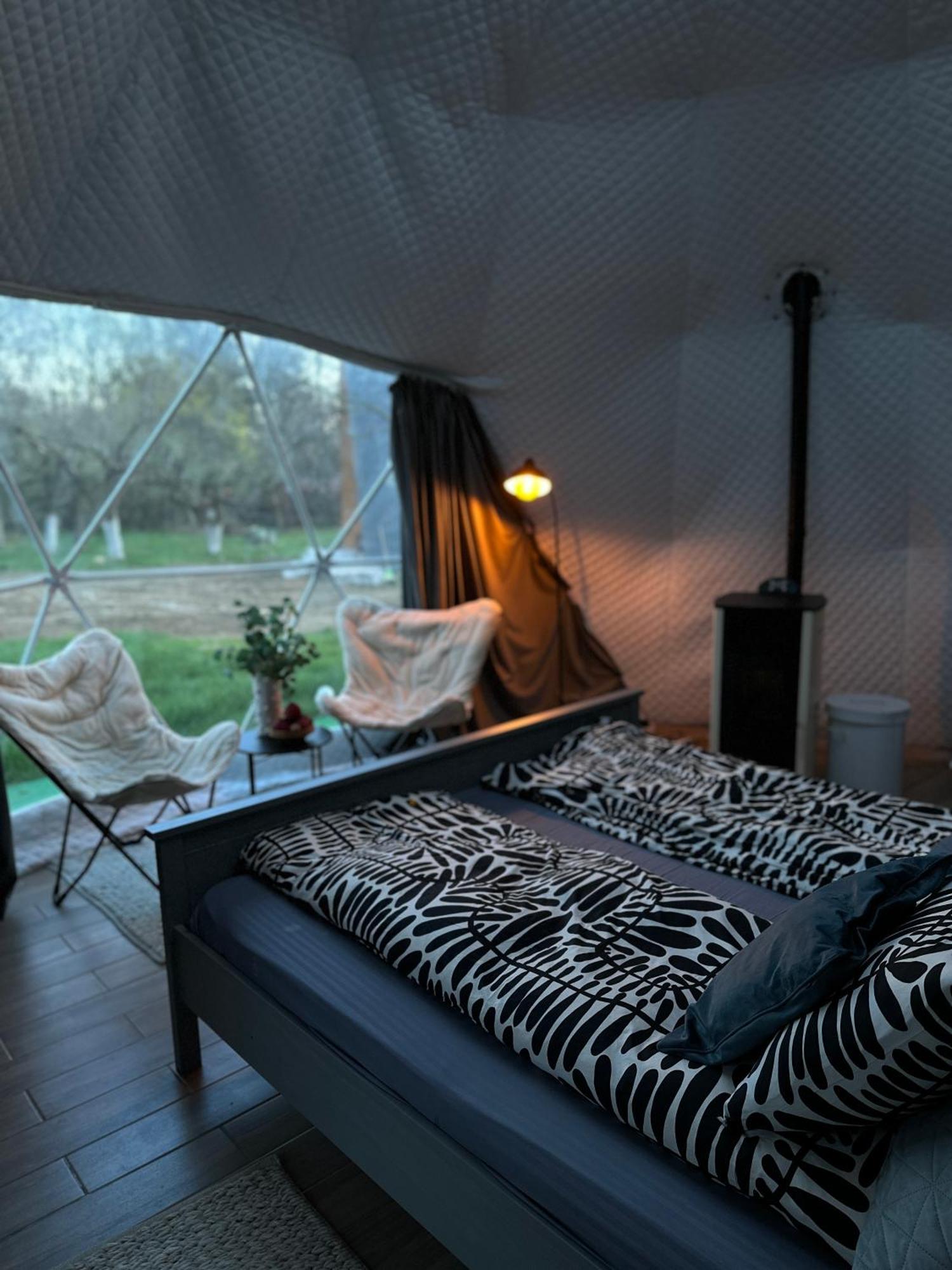 The Frog Glamping Hotell Horezu Eksteriør bilde